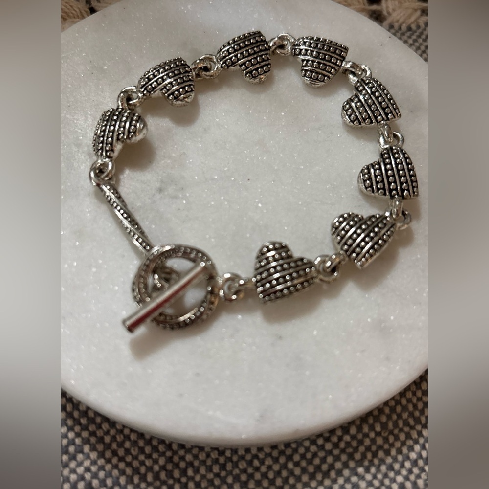 Elegant Silver Heart Bracelet - Picture 3 of 5